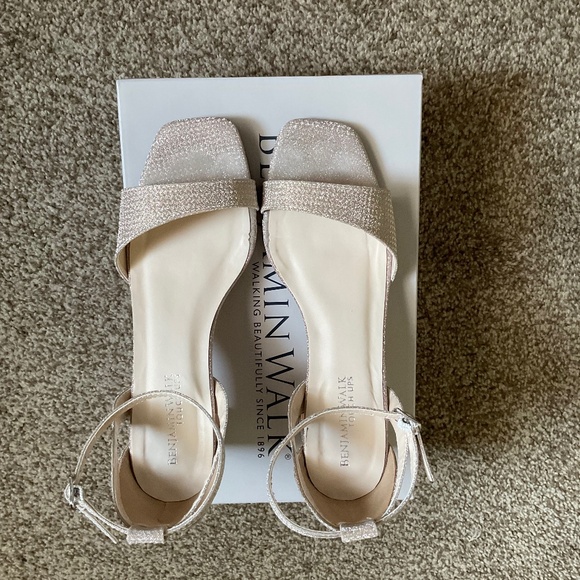 Benjamin Walk dress shoes, Champagne, heel 2 1/4, size 6.5, runs a bit big. - Picture 1 of 6